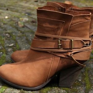 STEVE MADDEN Cognac Booties
